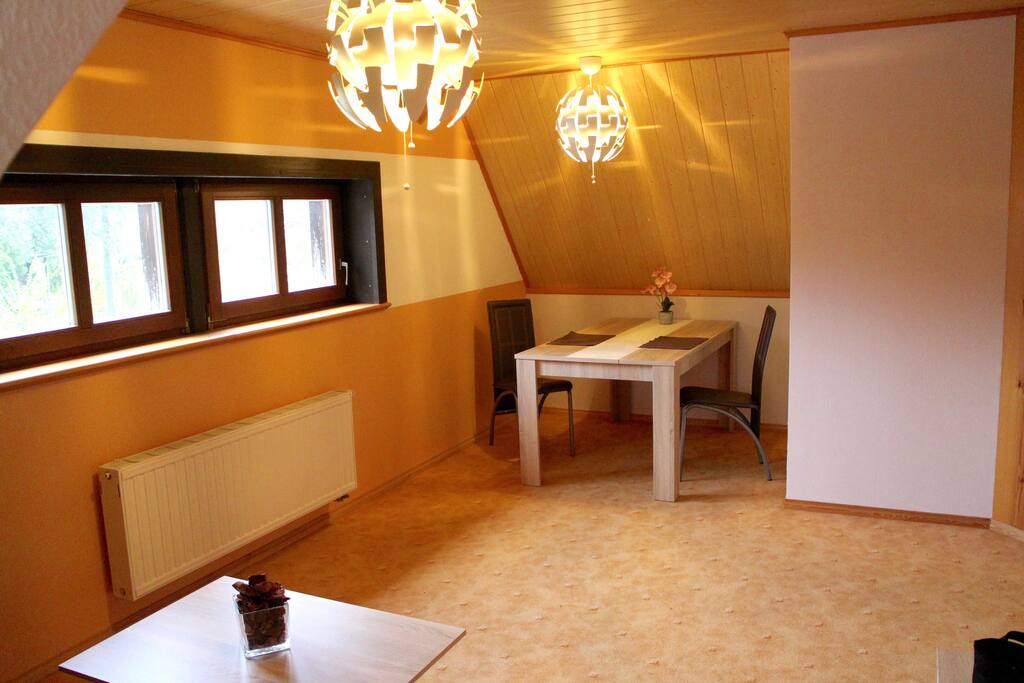 Wohnzimmer mit Blick auf die Essecke