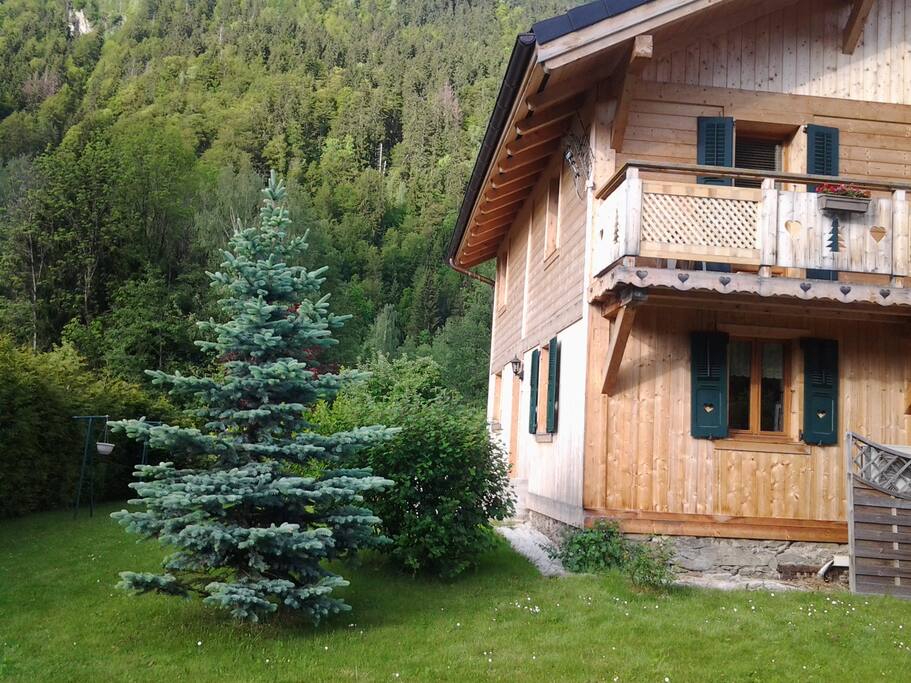 vue extérieure de l'appartement en rez de jardin