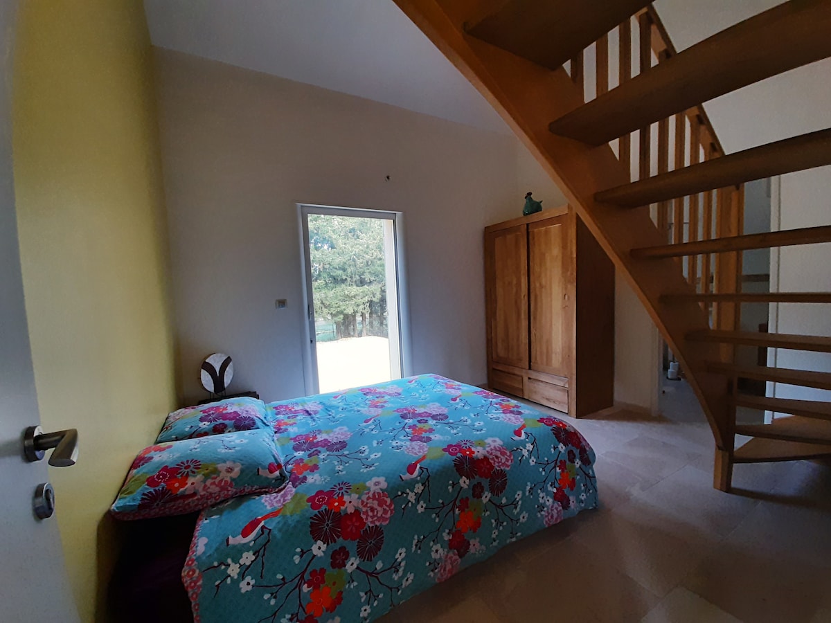 卧室双人床160 * 200 ，独立入口。