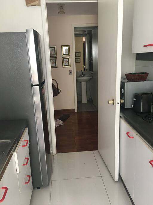 Refrigerador nuevo, microondas, tostador eléctrico