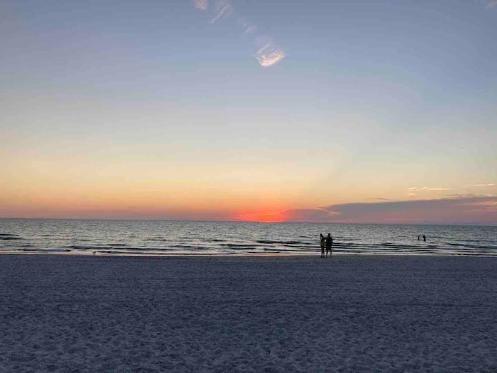 1 Bed/1 Bath (King) Steps Away From The Sand - St. Pete Beach, FL