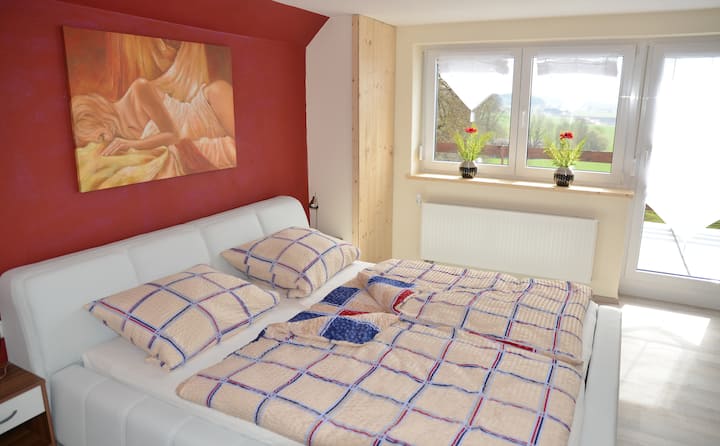 חדר השינה הראשון עם גישה למרפסת גדולה שמזמינה אתכם להשתזף.