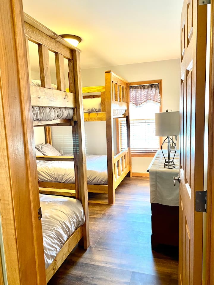 בחדר השינה השלישי יש 2 מיטות קומתיים. אחד מלא לגמרי והשני תאום על פני תאום.