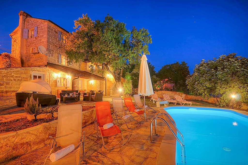 Garden with pool and mountain view