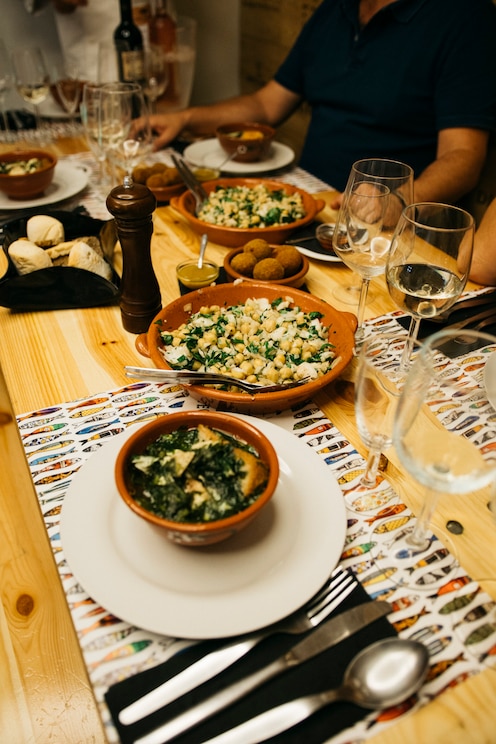 Show full-screen, host-provided image