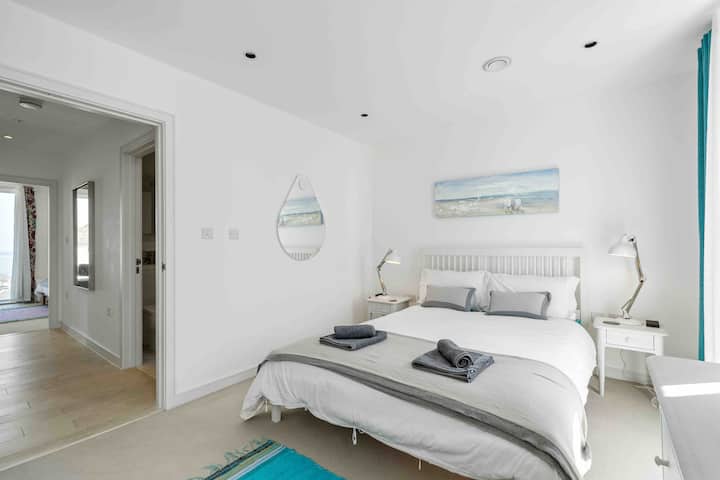 Spálňa 2 s manželskou posteľou King a kancelárskym stolom