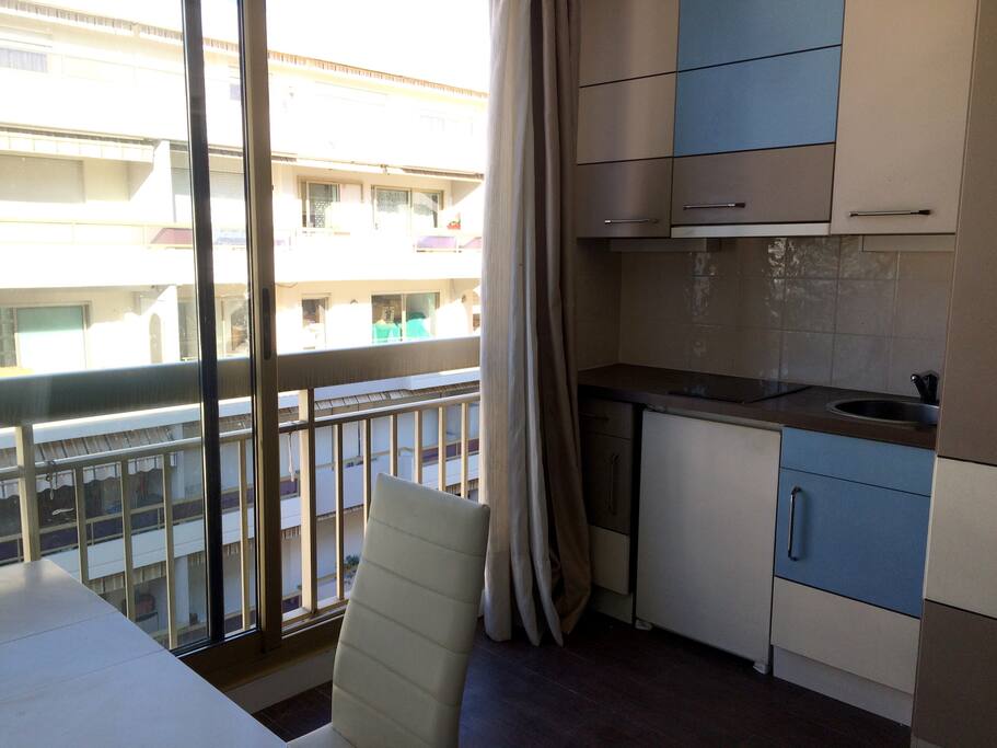 Vue vers la cuisine & Coin repas