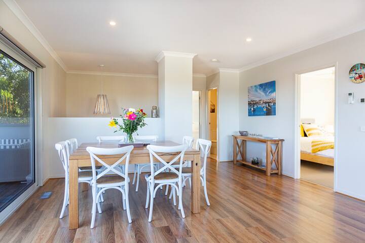 River Sunset—a spacious home, stroll to the water gallery image 3