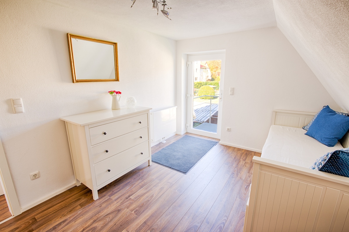 Вход и спалня с разтегателно легло