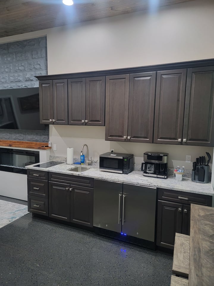 1st St Jewelry Box Suite. - Dubuque, IA