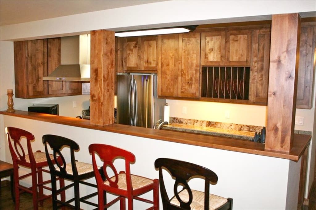Kitchen & 4 Bar Stools