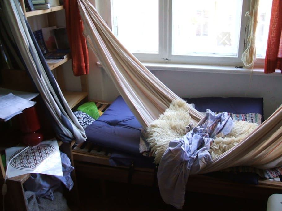 sleeping place for single guests