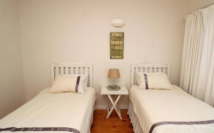 Chumba cha kulala cha tatu na vitanda viwili vya mtu mmoja. Kwa ombi, vitanda vinaweza kubadilishwa kuwa kitanda cha ukubwa wa king