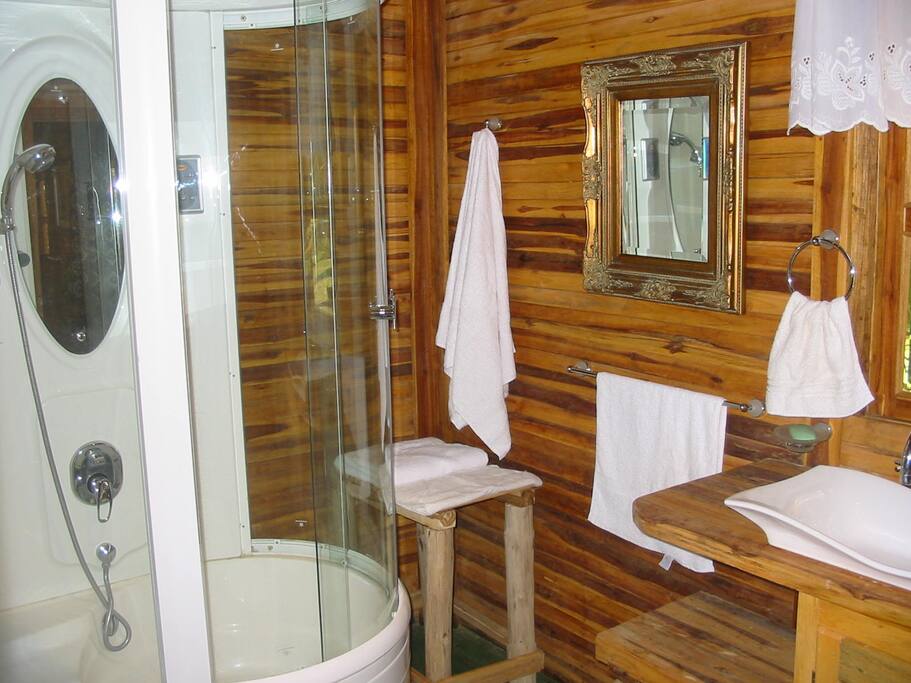 Baño con agua caliente y ducha con hidromasaje