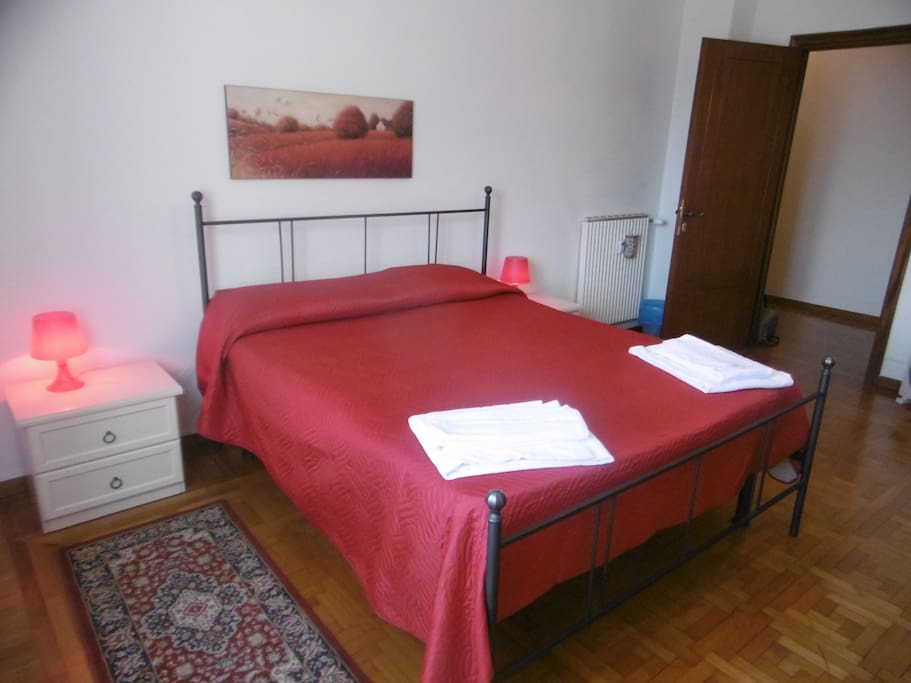 la camera matrimoniale con bagno privato esterno