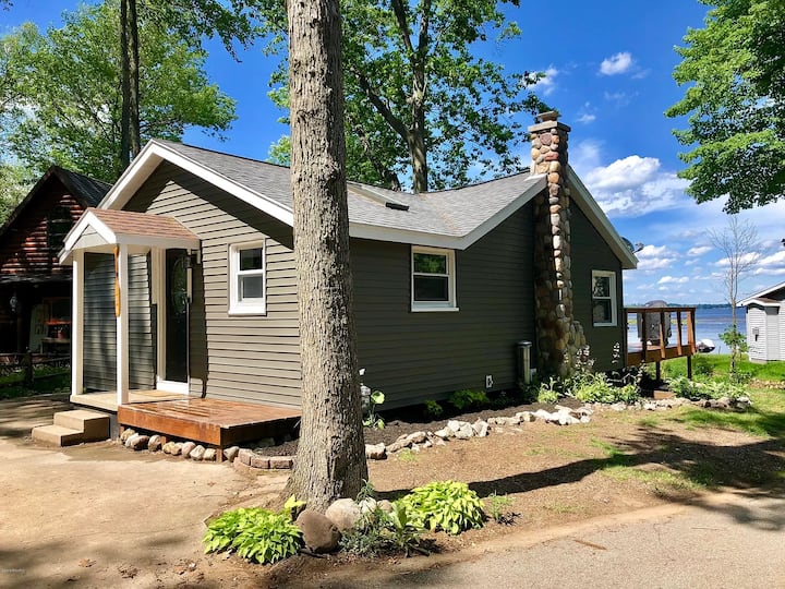 Lake Mitchell Cottage Getaway Cottages for Rent in Cadillac, Michigan