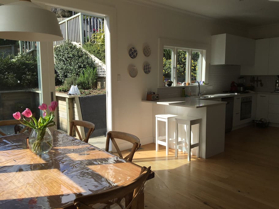 Lovely sunny dining & kitchen.