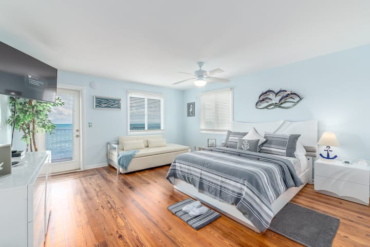 Гостинска спална соба на брегот на океанот (брачен кревет (широк 150-179 см) и комбинација на двокреветни кревети/тркалца).  Во собата може да се сместат 4 лица (и повеќе ако се користат подвижни кревети).  Вратата води до терасата на океанот.