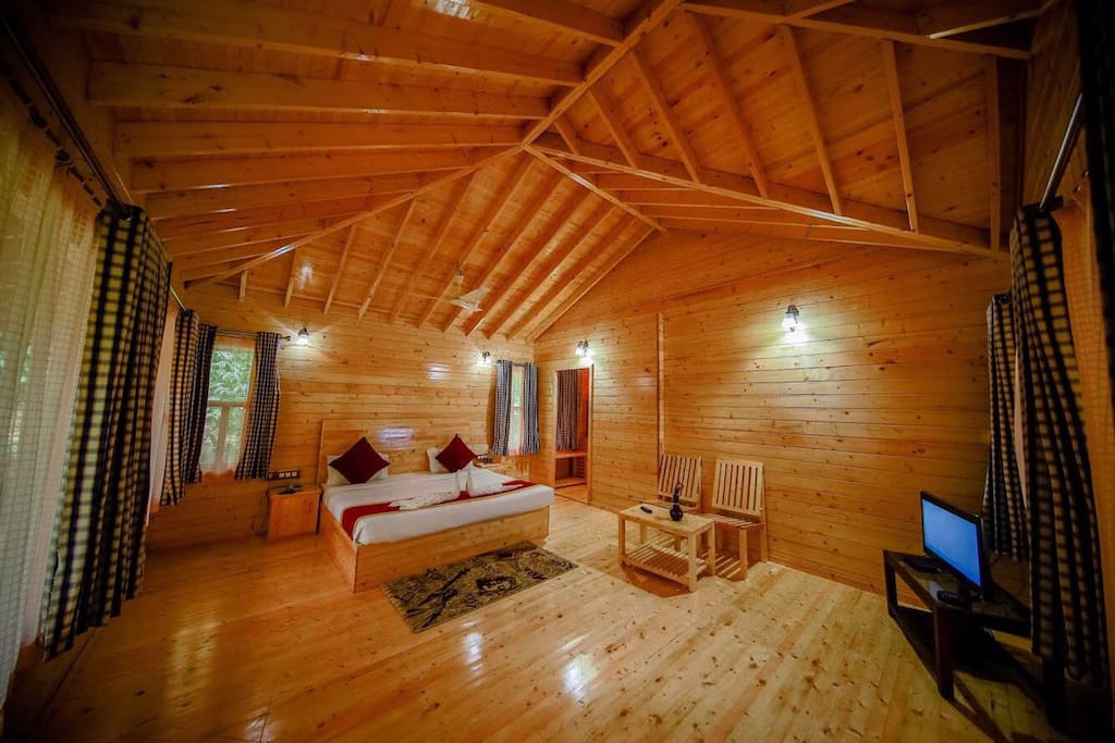 Well appointed bedroom with Cable television