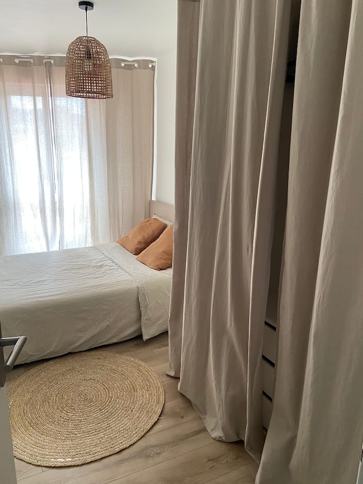 • • • • • • La chambre 
2 ადამიანის დასაძინებლად კომფორტული თეთრეული 
Დიდი საგარდერობო ოთახი 
Გორგოლაჭებიანი ჟალუზები 
Საწოლის ლამპა 

