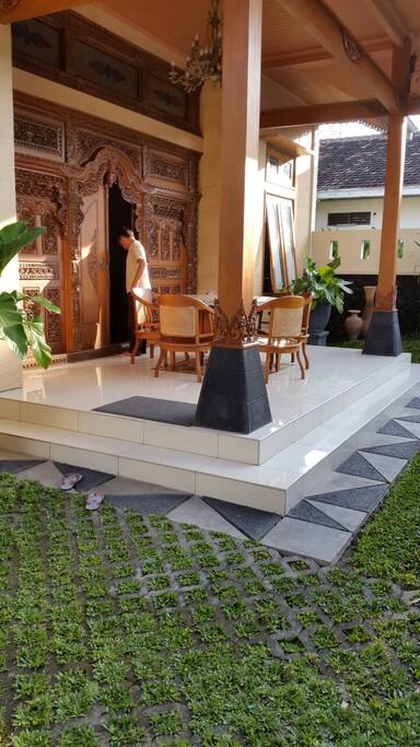 Detail teras guest house.