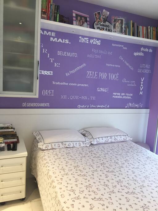 Cama box com colchão confortável e roupa de cama em algodão 100%