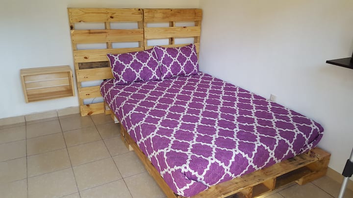 Პირველ სართულზე 1 საძინებელი. Მას აქვს ორადგილიანი საწოლი, აბაზანა-ტუალეტი, სააბაზანო, რომელიც შეგიძლიათ გამოიყენოთ როგორც კარადა და ხის ყუთი, რომელიც შეგიძლიათ გამოიყენოთ, როგორც საცხობი, კონდიციონერისთვის კი ვენტილატორი დაგხვდებათ.