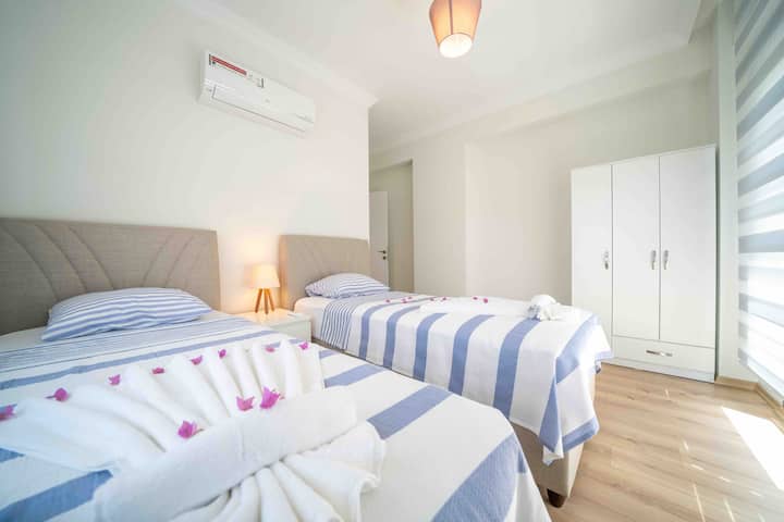 我们的第三间客房配有两张16平方米的独立床铺、独立卫生间-洗衣机、衣柜、床头柜、空调和阳台。 
