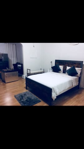 Clean and Large  loft apt near UC and OTR