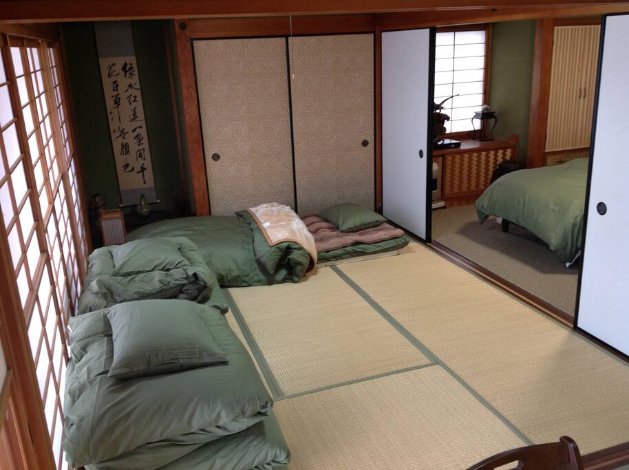 The next Tatami room becomes a bedroom for three people.隣の畳の部屋は、3人分の寝室になります。