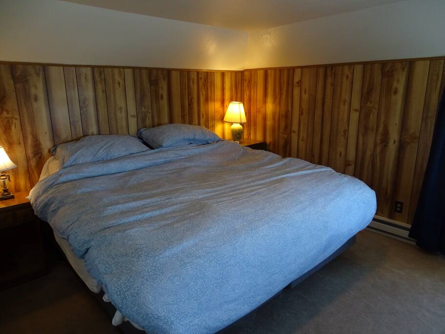 King sized bed in the bedroom