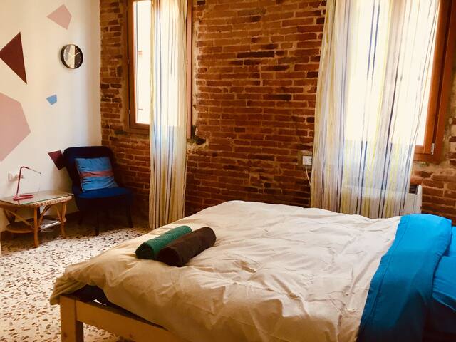 BIG ROOM IN CENTRE (BOHEMIEN AREA)