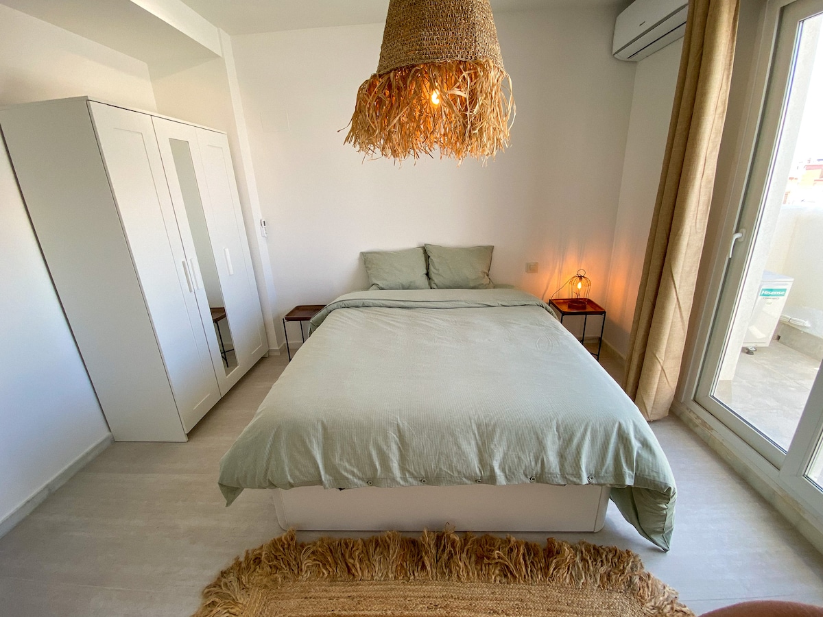 房间有一张160厘米的床，朝西，下午阳光明媚。 温馨的装饰，有地毯和天然材料的天花板灯。 它有一个衣柜，储物空间充足。空调。