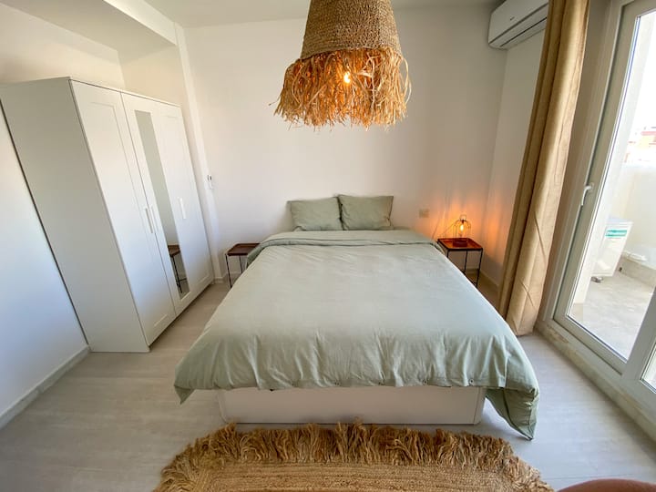 Soba s krevetom od 160 cm okrenuta prema zapadu, a poslijepodne je osunčana. Topla dekoracija s tepihom i stropnom svjetiljkom od prirodnih materijala. Ima ormar s dovoljno prostora za odlaganje. Klima-uređaj.