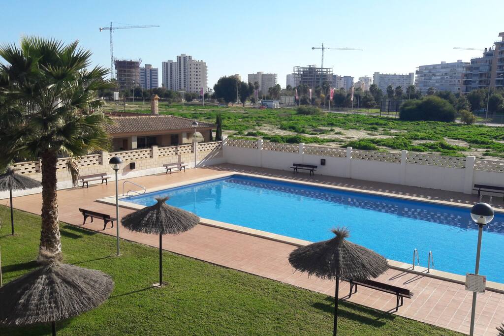 PISCINA VISTA DESDE LA TERRAZA DEL APARTAMENTO