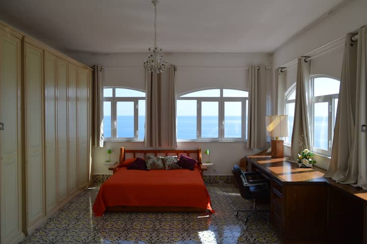 ห้องนอน 3 เชื่อมต่อกับห้องนอน 4
ห้องนอน 3 เข้าถึงได้จากห้องนอน 4 ผ่านประตูกระจกที่มีม่านบล็อกแสง

สามารถเข้าถึงห้องนอนที่ 3 ได้จากห้องนอนที่ 4 ผ่านประตูกระจกพร้อมผ้าม่านบังแสง
