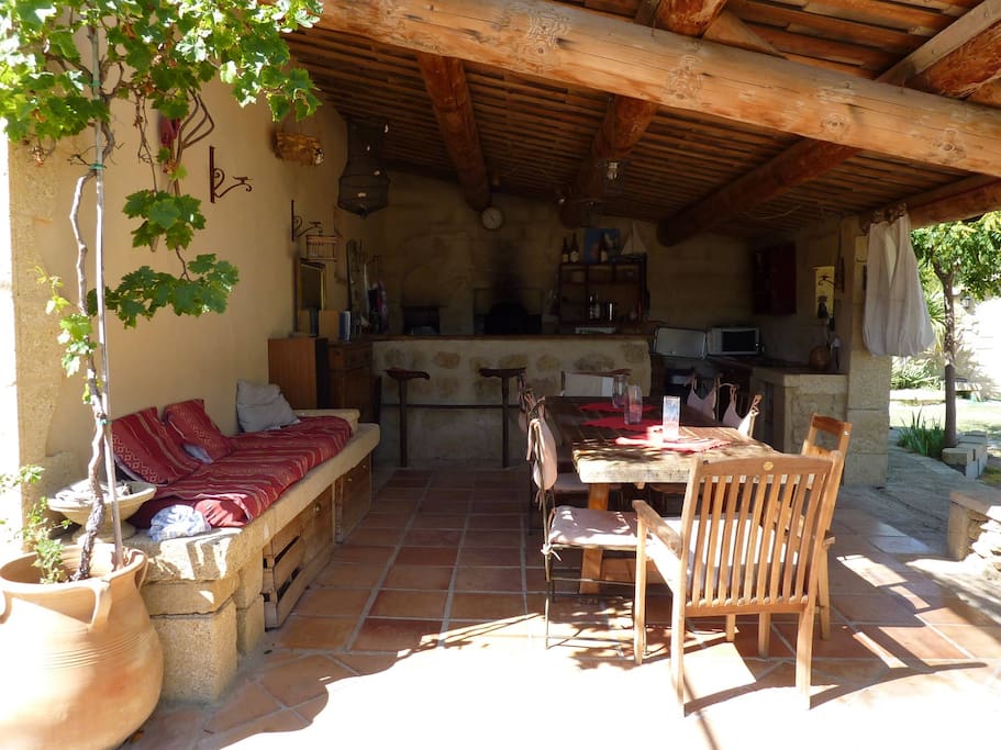 ...avec barbecue, four à pizza, frigo et plaque éléctrique le bohneur pour une cuisine en extérieur