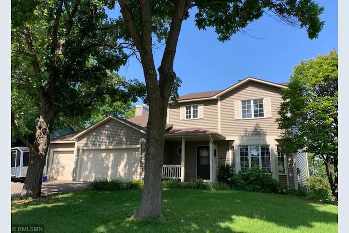 Stunning 4 BR w/ King Suite, 3 BTH, 3 GAR, Top Loc