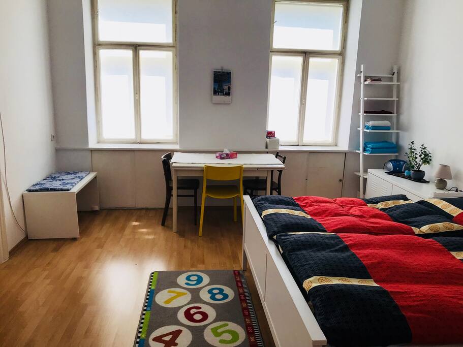 Wohnzimmer Tisch, Sitzbank, Handtuch Regal
No TV