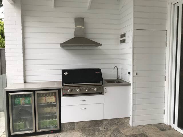 Entire Family home with pool (near Manly) gallery image 5