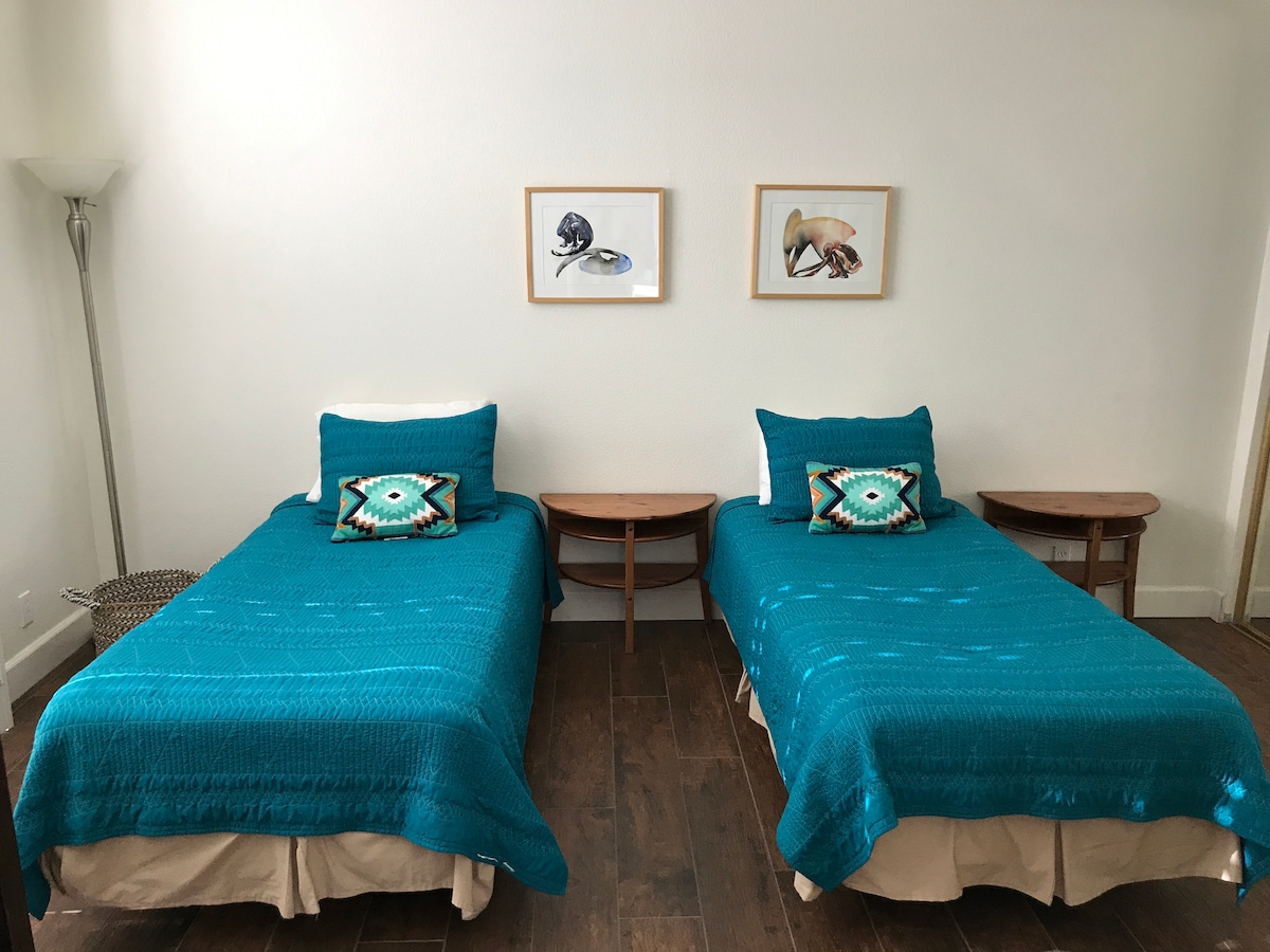 ניתן לסדר את הסוויטה הראשית עם שתי מיטות זוגיות או מיטת קינג סייז אחת. ממוקמת בקומת הקרקע, היא נגישה לכיסא גלגלים.