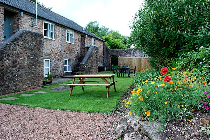 Farm View - tranquil retreat near hills & coast