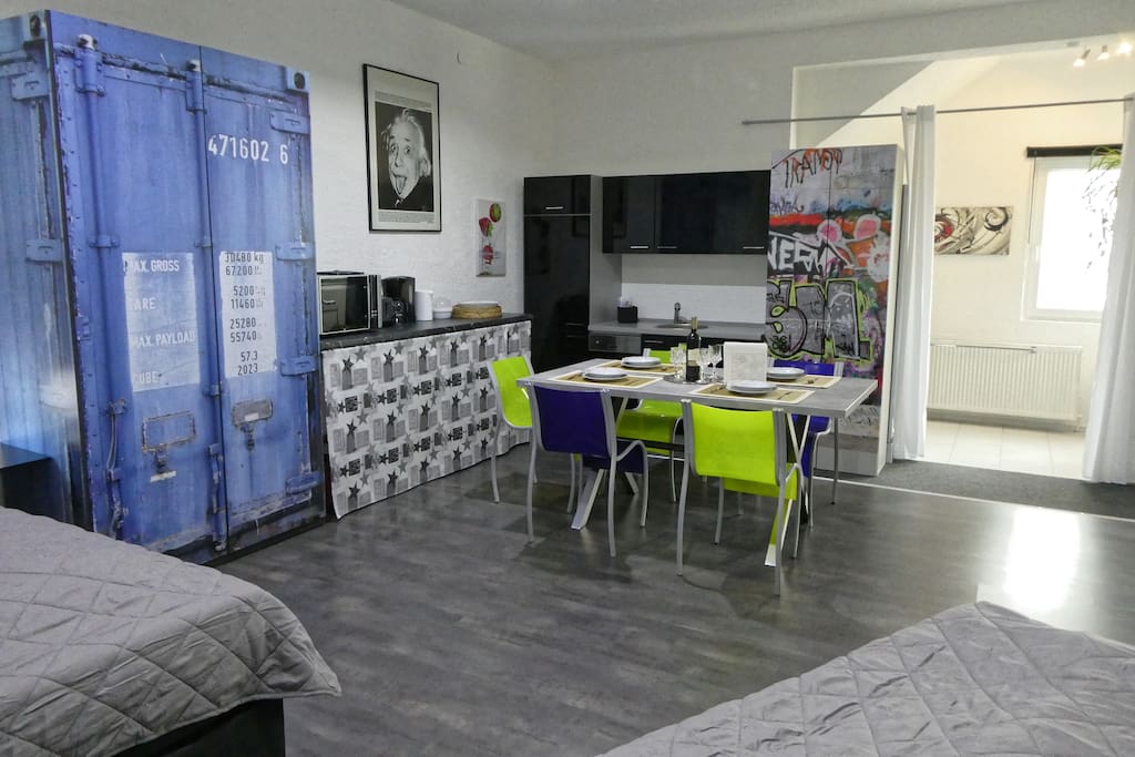 Fully equipped kitchen, also close by is a supermarket (Edeka)