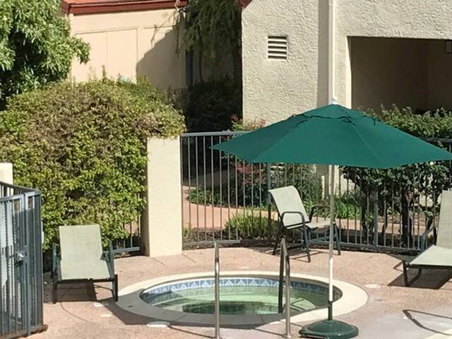 Contemporary 2BR – Blocks from Stanford Campus gallery image 3