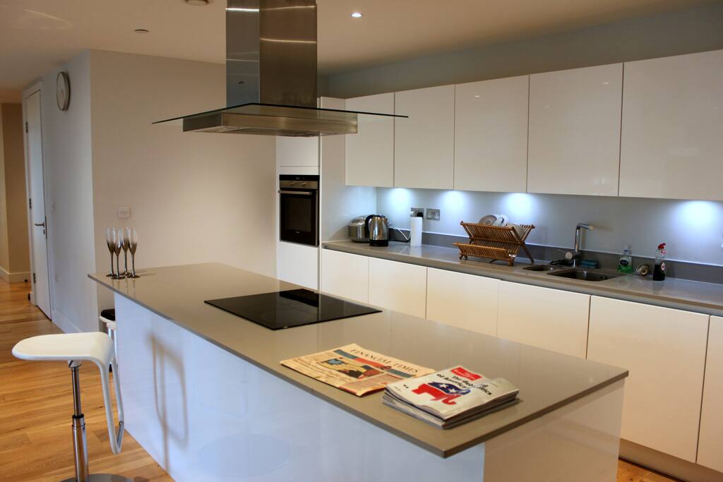 Beautiful Kitchen island, useful for cooking and doubles up as a table.