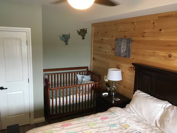 Crib in queen room with views to the lake