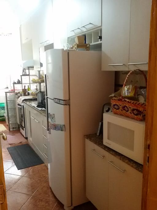 Esta e a nossa cozinha e área de lavar, temos geladeira, fogão, microondas, maquina de lavar, cafeteira, panelas elétricas, liquidificador e etc, tudo pode ser utilizado pelo hóspede.