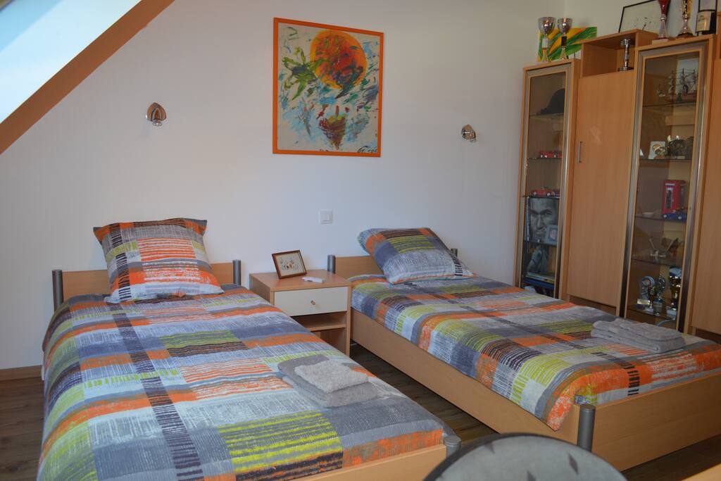 Chambre N°2 de 15m2 - 2 lits simples - rangements