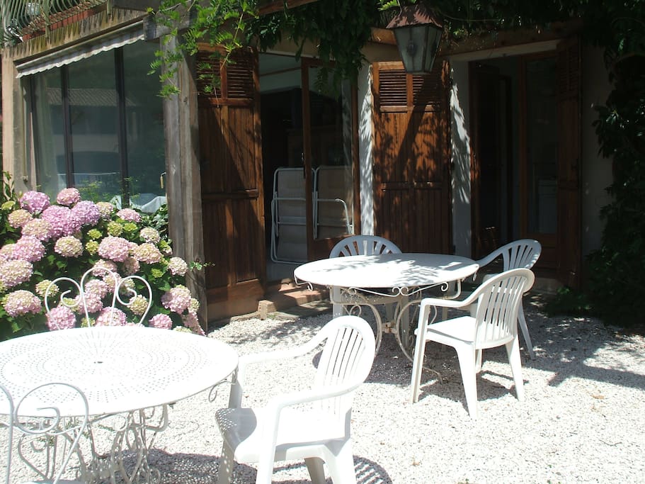 Jardin , véranda à gauche , cuisine à droite
