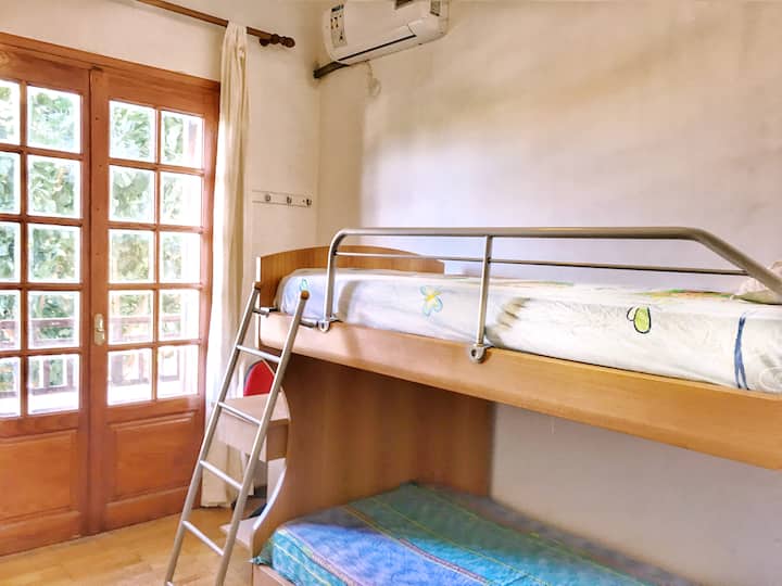 الغرفة التي تحتوي على سرير بطابقين